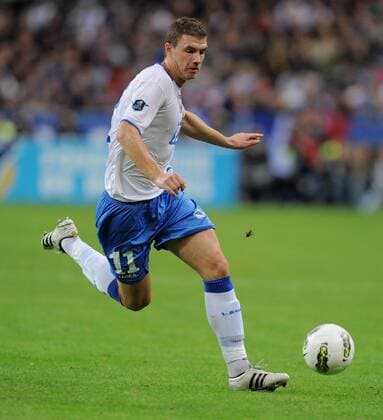 FUSSBALL INTERNATIONAL EM 2012-Qualifikation Gruppe D 11.10.2011 Frankreich - Bosnien-Herzegowina Edin Dzeko (Bosnien-Herzegowina) am Ball 