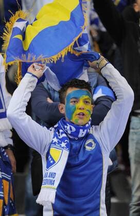 FUSSBALL INTERNATIONAL EM 2012-Qualifikation , Bosnien-Herzegowina Fan mit bemaltem Gesicht und Fahne 