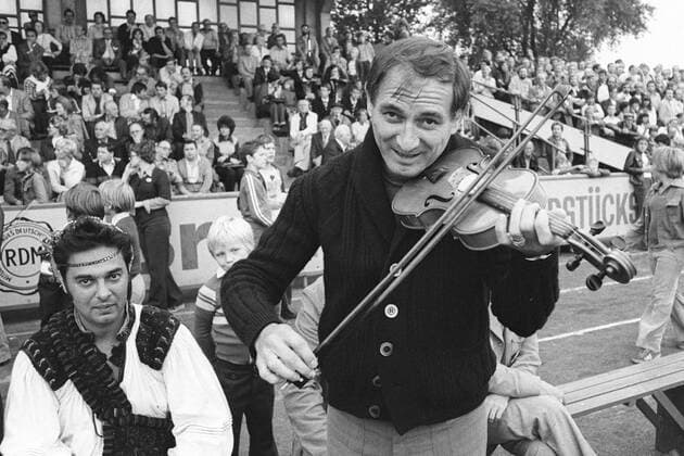 Vom Fussball Benefizspiel in Wolfenbüttel am 10.08.1977 - Trainer Branco Zebec (Eintracht Braunschweig) spielt Geige. Instrument Objekte Musikinstrument
