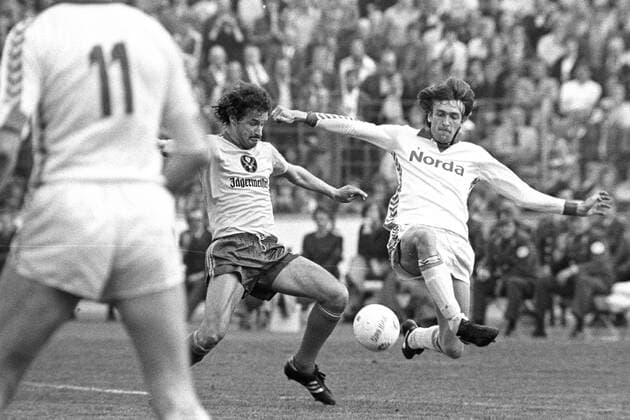 Aus 1. BL Saison 1976 1977 Eintracht Braunschweig gegen Werder Bremen 0:1 am 07.05.1977 im Eintracht Stadion. Im Foto: Braunschweig Spieler ist Frank Holzer li. gegen Karl Heinz Geils.