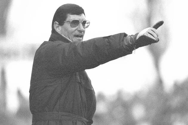 Aus 1. BL Saison 1983 1984 - Braunschweig - Kickers Offenbach - Trainer Lothar Buchmann (Offenbach)