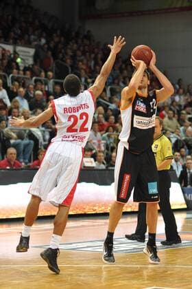 Keaton Nankivil (Ulm rechts) beim Dreipunktewurf. Vorne links: Brian Roberts (Brose Baskets Bamberg) versucht zu blocken. Action Aktion Saison 2011 12, 2011, Basketball, Brose Baskets, Bamberg, Bundesliga, 1. Liga, ratiopharm Ulm, BBL, DBB, Stechert-Arena, 3. Spieltag, 12.11.2011