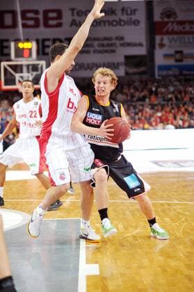 Per Günther Guenther (Ulm rechts) im Zweikampf mit Predrag Suput (Brose Baskets Bamberg vorne links). Hinten links: Brian Roberts (Brose Baskets Bamberg). Action Aktion Saison 2011 12, 2011, Basketball, Brose Baskets, Bamberg, Bundesliga, 1. Liga, ratiopharm Ulm, BBL, DBB, Stechert-Arena, 3. Spieltag, 12.11.2011