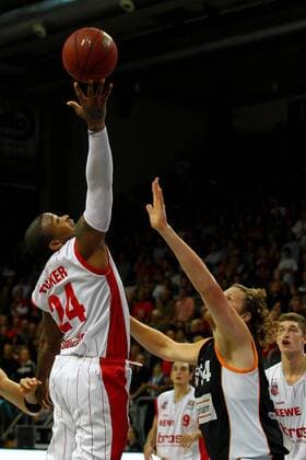 Basketball 1. Bundesliga 3. Spieltag: Brose Baskets Bamberg - ratiopharm Ulm am Mittwoch (12.10.2011) in der Stechert Arena in Bamberg P.J. Tucker ( Bamberg ), links - John Bryant ( Ulm ), rechts