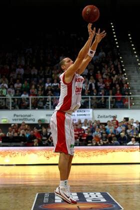 Basketball 1. Bundesliga 3. Spieltag: Brose Baskets Bamberg - ratiopharm Ulm am Mittwoch (12.10.2011) in der Stechert Arena in Bamberg Casey Jacobsen ( Bamberg )