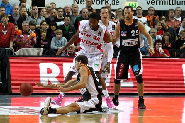 Basketball 1. Bundesliga 3. Spieltag: Brose Baskets Bamberg - ratiopharm Ulm am Mittwoch (12.10.2011) in der Stechert Arena in Bamberg Marcus Slaughter ( Bamberg ), hinten - Keaton Nakivil ( Ulm ), vorne