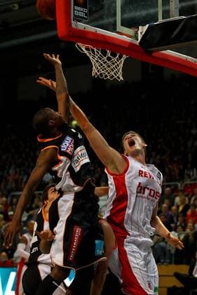 Basketball 1. Bundesliga 3. Spieltag: Brose Baskets Bamberg - ratiopharm Ulm am Mittwoch (12.10.2011) in der Stechert Arena in Bamberg Roderick Trice ( Ulm ), links - Tibor Pleiß ( Bamberg ), rechts