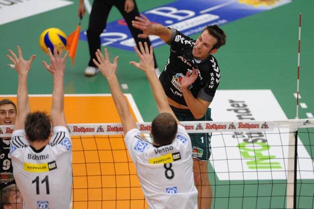 Sebastian FUCHS ( 1 Netzhoppers KW-Bestensee) beim Angriffsball. Volleyball, 1. Bundesliga, Maenner, VfB Friedrichshafen-Netzhoppers KW-Bestensee, 12.10.2011