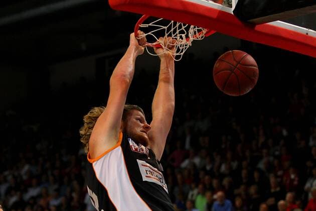 Basketball 1. Bundesliga 3. Spieltag: Brose Baskets Bamberg - ratiopharm Ulm am Mittwoch (12.10.2011) in der Stechert Arena in Bamberg John Bryant ( Ulm ) - Dunking