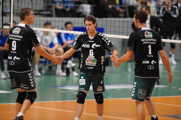 v.l.n.r.: Sebastian KRAUSE ( 9 Netzhoppers KW-Bestensee), Arvid KINDER ( 6 Netzhoppers KW-Bestensee) und Sebastian FUCHS ( 1 Netzhoppers KW-Bestensee) Volleyball, 1. Bundesliga, Maenner, VfB Friedrichshafen-Netzhoppers KW-Bestensee, 12.10.2011