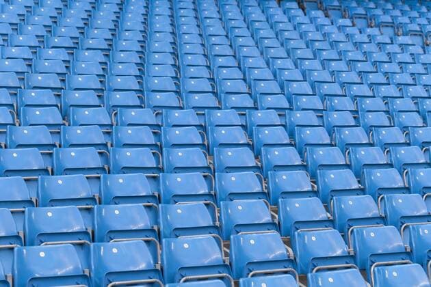 Blaue Sitzreihen im Manchester City Fußballstadion, Manchester, England, Großbritannien, Europa ibxbdn02033861