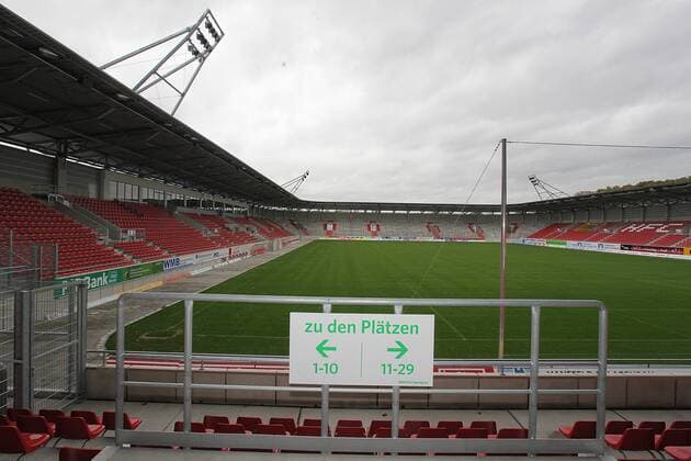11.10.2011 Polizeiübung Stadionsicherheit gewaltbereite Fussballanhänger. Erdgas Sportpark ehemals Kurt Wabbel Stadion o0 Sportstätte totale Stadion