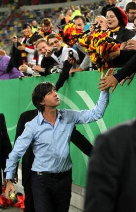 Fussball EM-Qualifikation Deutschland - Belgien Düsseldorf , 111011 , Fussball , EM-Qualifikation , Länderspiel , EURO 2012 Deutschland - Belgien Bundestrainer Joachim Löw (GER) winkt den Fans und schüttelt Hände