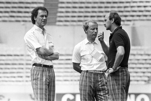 Teamchef Franz Beckenbauer (li.) sowie seine Co Trainer Berti Vogts (Mitte) und Horst Köppel (alle BR Deutschland) o0 BRD o0 sw