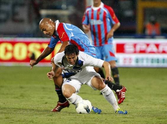 Foto IPP Giovanni Pappalardo Catania 15 10 2011 Campionato di Calcio serie a 2011-2012 Catania-Inter Nella foto diego milito fermato da sergio almiron xHOCHxZWEIx xItalyxPhotoxPressx 
