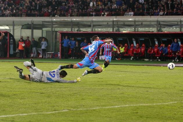 Bergessio Catania subisce il fallo da rigore Catania 15 10 2011 Stadio Massimino Football Calcio Serie A 2011 2012 Catania vs Inter PaoloxNucci
