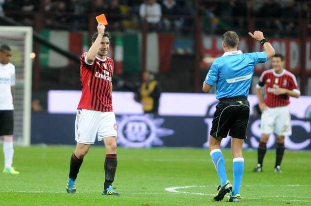 MARK VAN BOMMEL (AC Mailand) zeigt Schiedsrichter PAOLO VALERI die rote Karte -