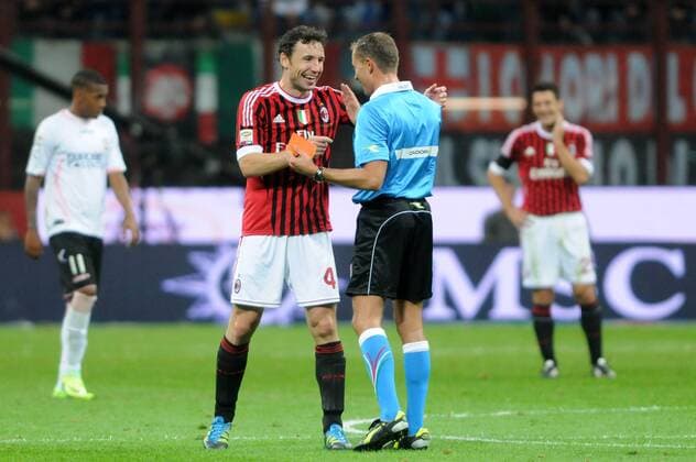 MARK VAN BOMMEL (AC Mailand) gibt Schiedsrichter PAOLO VALERI die rote Karte zurück -
