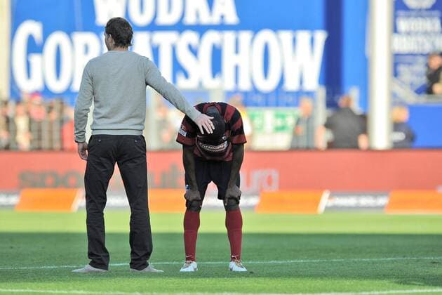 (l.) Marcus SORG (Trainer Coach SC Freiburg) tröstet (r.) Cedric MAKIADI (SC Freiburg) Fussball 1. Bundesliga, Saison 2011 12, 9. Spieltag, 16.10.2011, SC Freiburg vs. Hamburger SV, Badenova-Stadion Freiburg