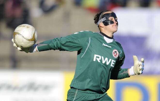 Torfrau Almuth Schult (SC07) mit Maske, 1.FFC Turbine Potsdam - SC 07 Bad Neuenahr, Fußball, Frauen, Bundesliga, Saison 2011 2012, Potsdam, 16.10.2011,