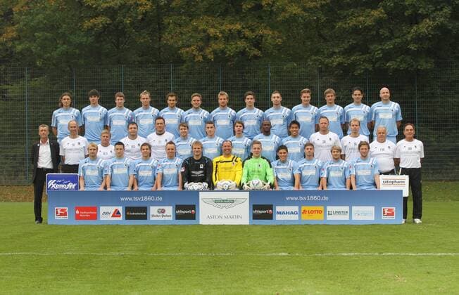 Fussball, 2. BL, 2. Bundesliga, Saison 2011 2012, Herren, Deutschland, Teamfoto, Mannschaftsvorstellung, Portrait, Porträttermin, TSV München 1860, obere Reihe v.l. Djordje Rakic, Christopher Schindler, Daniel Hofstetter, Dennis Malura, Daniel Jais, Dominik Stahl, Stefan Aigner, Jonatan Kotzke, Markus Ziereis, Manuel Schäffler, Kai Bülow, Stefan Buck, Necat Aygün, mittlere Reihe v.l. Sportdirektor Florian Hinterberger, Trainer Reiner Maurer, Co-Trainer Wolfgang Schellenberg, Co-Trainer Denis Bushuev, TW-Trainer Jürgen Wittmann, Benjamin Schwarz, Philipp Steinhart, Marcel Kappelmaier, Collin Benjamin, Bobby Wood, Physiotherapeut Stephan Rainer, Physiotherapeut Tobias Adams, Zeugwart Wolfgang Fendt, Betreuer Martin Bernhard, vordere Reihe v.l. Daniel Bierofka, Antonio Rukavina, Sebastian Maier, Arne Feick, Timo Ochs, Gabor Kiraly, Vitus Eicher, Kevin Volland, Sandro Kaiser, Dan