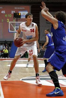 Maximilian Kleber (Würzburg, am Ball); Basketball-Bundesliga, s. Oliver Baskets Würzburg - BBC Bayreuth 76:46; s. Oliver Arena Würzburg, 15. Oktober 2011;