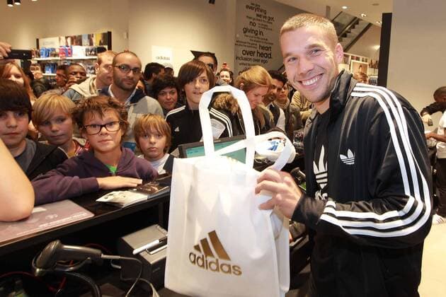 1.FC Köln Lukas Podolski als Gast bei der Eröffnung eines neuen Adidas Shops auf der Kölner Schildergasse Lukas Podolski kassiert Sport