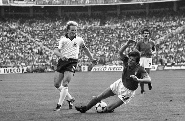 Karl Heinz Rummenigge (BR Deutschland, li.) gegen Gabriele Oriali (Italien) BRD DFB
