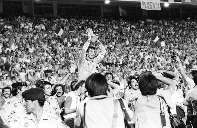 Italien ist Weltmeister 1982 - Dino Zoff mit dem Weltpokal Siegerehrung Pokal Trophäe Objekt Sieg Jubel Freude Weltmeisterschaftspokal