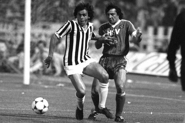 Felix MAGATH (HH), rechts, im Zweikampf gegen Michel PLATINI (Juve), Aktion, Fussball Europapokal der Landesmeister, Finale, Hamburger SV (HH) - Juventus Turin (Juve) 1:0, am 25.05.1983 in Athen Griechenland, SW-Aufnahme, Schwarzweissaufnahme HSV Hamburg