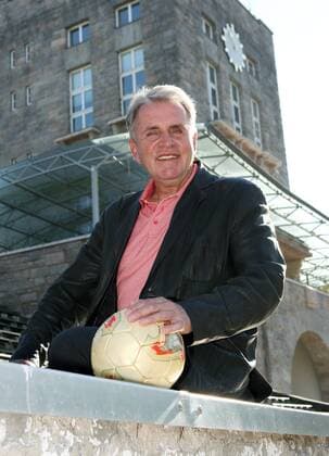 Zwickau, 17.10.2011, Westsachsenstadion, Fussball, Torwartlegende Jürgen Croy feiert am 19.10.2011 seinen 65. Geburtstag. Croy war 94facher Nationalspieler der DDR und absolvierte 372 Punktspiele in der damaligen DDR-Oberliga für seinen Heimatverein BSG Sachsenring Zwickau. , Im Bild: Croy im Westsachsenstadion, seiner einstigen Spielstätte. ,