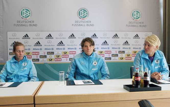 Simone LAUDEHR, Annike KRAHN und Teammanagerin Doris FITSCHEN PK der DFB-Frauen zu den kommenden Länderspielen gegen Rumänien und Schweden, Hotel Intercontinental Hamburg, 19.10.11 Sportler DFB Deutschland Fussball Hamburger Sport Dateiname