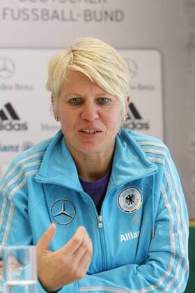 Teammanagerin Doris FITSCHEN PK der DFB-Frauen zu den kommenden Länderspielen gegen Rumänien und Schweden, Hotel Intercontinental Hamburg, 19.10.11 Sportler DFB Deutschland Fussball Hamburger Sport Dateiname