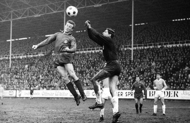 1. FC Kaiserslautern - TSV 1860 München 1:2 - Torwart Petar Radi Radenkovic (1860, re.) gegen Winfried Richter (Lautern)