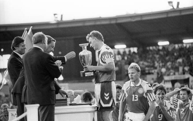 26.06.1992, Göteborg - EM 1992 - Finale - Lars Olsen ist mit Dänemark Europameister, re. folgt Henrik Larsen Siegerehrung Feier Sieg Objekte Pokal Trophäe
