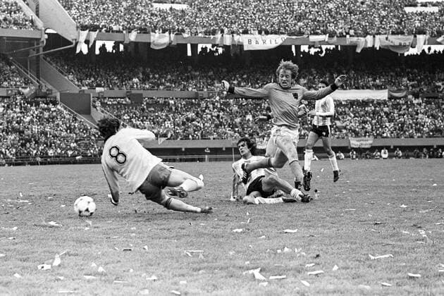 Mario Kempes (Argentinien, Mitte) erzielt das 1:0 gegen Arie Haan und Torwart Jan Jongbloed (beide Niederlande) Aktion Tor