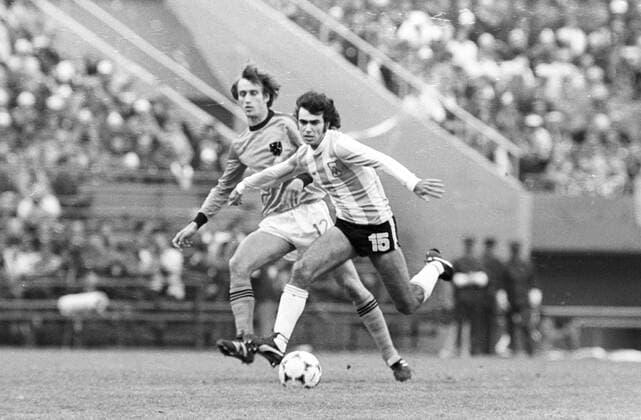 Jorge Olguin (Argentinien, re.) gegen Rob Rensenbrink (Niederlande) WM Finale 1978 in Buenos Aires Argentinien - Niederlande 3:1 n.V.