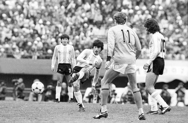 Daniel Passarella (Argentinien) am Ball WM Finale 1978 in Buenos Aires Argentinien - Niederlande 3:1 n.V.