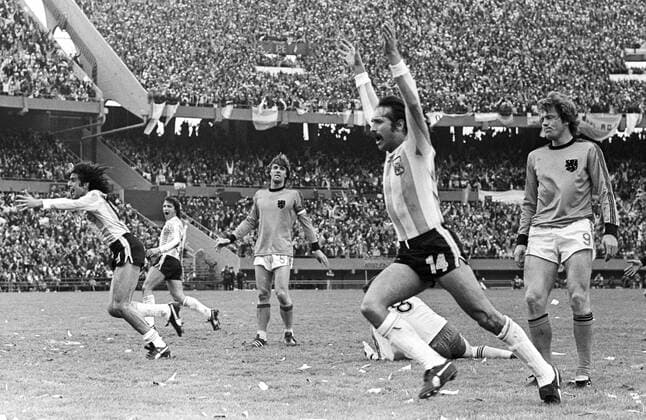 Leopoldo Luque (14) und Mario Kempes (li., beide Argentinien) jubeln, Arie Haan (re.), Torwart Jan Jongbloed und Ruud Krol (8, alle Niederlande) enttäuscht WM Finale 1978 in Buenos Aires Argentinien - Niederlande 3:1 n.V. Aktion Jubel Freude