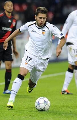 Fussball, UEFA Champions League, Herren, Saison 2011 2012, Gruppe E, 3. Spieltag, BayArena Leverkusen, Bayer Leverkusen (schwarz) - FC Valencia (weiss) 2:1; Jordi Alba (Valencia). Aktion, Einzelbild, Freisteller.