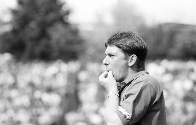 Trainer Bernd Krauss (Borussia Mönchengladbach) nachdenklich Aufnahmedatum geschätzt