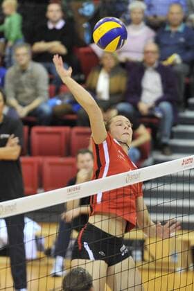 Katharina MOLITOR (TSV Bayer 04 Leverkusen) fordert Angie BLAND (Smart Allianz Stuttgart) und Flore GRAVESTEIJN (Smart Allianz Stuttgart) Smart Allianz Stuttgart - Bayer 04 Leverkusen Volleyball, 1.Bundesliga Frauen, Stuttgart 22.10.2011