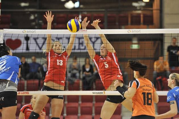 Lena VERHEYEN (TSV Bayer 04 Leverkusen) und Katharina MOLITOR (TSV Bayer 04 Leverkusen, 5) versuchen einen Ball zu Blocken Smart Allianz Stuttgart - Bayer 04 Leverkusen Volleyball, 1.Bundesliga Frauen, Stuttgart 22.10.2011