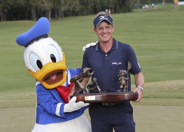 October 23, 2011: Luke Donald and Donld Duck pose for photos after Luke Donald won the 2011 Children s Miracle Network Classic at the Disney Magnolia golf course in Lake Buena Vista, Florida PGA Golf Herren OCT 23 Children s Miracle Network Hospitals Classic - Final Round Icon1110230667 EDITORIAL USE ONLY