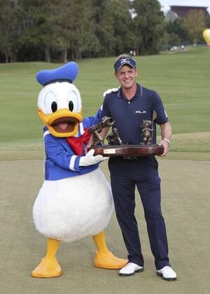 October 23, 2011: Luke Donald and Donld Duck pose for photos after Luke Donald won the 2011 Children s Miracle Network Classic at the Disney Magnolia golf course in Lake Buena Vista, Florida PGA Golf Herren OCT 23 Children s Miracle Network Hospitals Classic - Final Round Icon1110230668 EDITORIAL USE ONLY