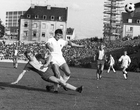 Bundesliga 1. Spieltag, TSV 1860 München - Eintracht Braunschweig 1:1 - Peter Kaack (Braunschweig, li.) gegen Rudi Brunnenmeier (1860)