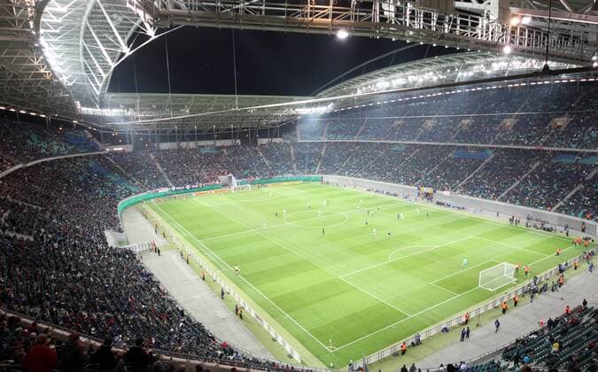 Leipzig, 25.10.2011, Red Bull Arena, Fussball, DFB-Pokal, 2.Hauptrunde , Rasenballsport Leipzig, Im Bild: Stadionübersicht. Volle Ränge in der Red Bull Arena. 34.341 Zuschauer im Stadion. , o0 Rasenball SV Markranstädt Red Bull RB Rasenballsport totale Stadion Sportstätte