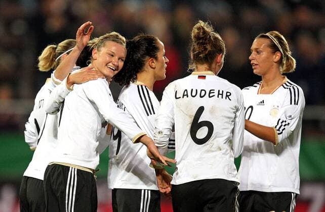 26.10.2011, Fussball Frauen-Nationalmannschaft, Saison 2011 2012, Freundschaftsspiel in Hamburg, St. Pauli im Stadion am Millerntor: Deutschland - Schweden. Jubel Deutschland zum 1:0