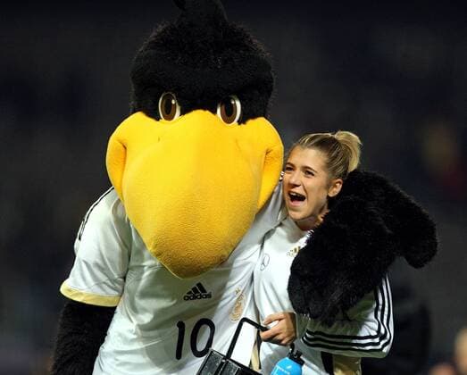 26.10.2011, Fussball Frauen-Nationalmannschaft, Saison 2011 2012, Freundschaftsspiel in Hamburg, St. Pauli im Stadion am Millerntor: Deutschland - Schweden. Schlußjubel Deutschland , DFB-Maskottchen Paule , Luisa Wensing (Deutschland)