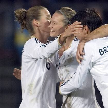 Deutschland, Hamburg,Millerntor-Stadion, Fussball, Frauen, Nationalmannschaft,Freundschaftsspiel, Saison 2011 2012, Deutschland - Schweden ,Torjubel nach dem 1:0 von Alexandra Popp, Simone Laudehr, Alexandra Popp, Linda Bresonik(GER) DFB